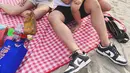 Bak liburan keluarga, Rio Alief yang sudah sangat dekat dengan Zio ini sudah terlihat bak orang tua dan anak sendiri. Banyak yang menyoroti kedekatan keduanya saat pasangan selebriti ini mulai go publik. Banyak yang mendoakan agar hubungan keduanya berjalan sampai pelaminan. (Liputan6.com/IG/@rio_alief)