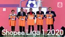 Menteri Pemuda dan Olahraga Zainudin Amali (tengah) dan Ketum PSSI Mochamad Iriawan memegang jersey saat Launcing Shopee Liga 1 2020 di Jakarta, Senin (24/2/2020). Shopee Liga 1 2020 yang berlangsung 29 Februari hingga 1 November 2020 itu diikuti 18 klub terbaik Indonesia. (Liputan6.com/Johan Tallo)