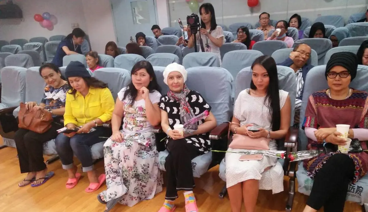 “Biaya memang jadi salah satu problem kami. Pengobatan kanker sangat mahal. Kalau di sini namanya kemoterapi, tapi di sana namanya itu Crayo Surgery. Satu kali pengobatan Rp100 juta dan Yana baru menjalani empat kali,”kata ibunda Yana Zein. (dok. Pribadi)