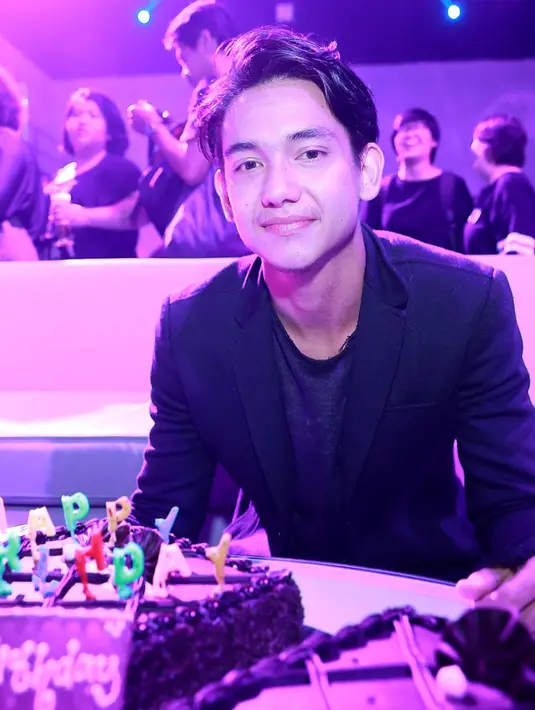 Adipati memilih untuk hanya menjawab singkat pertanyaan demi pertanyaan dari rekan media yang ingin mengetahui kabar bahagia dari bintang film Sang Kiai ini. (Galih W. Satria/Bintang.com)