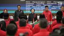 Ketua Umum PDIP Megawati Soekarnoputri (tengah) mendengarkan lagu saat penyerahan KTA PDIP kepada tokoh agama, purnawirawan TNI-Polri, dan akademisi di Jakarta, Selasa (2/4). Sejumlah tokoh agama, purnawirawan TNI-Polri, dan akademisi menyatakan bergabung dengan PDIP. (Liputan6.com/Faizal Fanani)