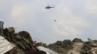 Helikopter MI-8 melakukan water-bombing material disinfektan di wilayah yang terkena likuefaksi di Sulawesi Tengah (Dok BNPB)
