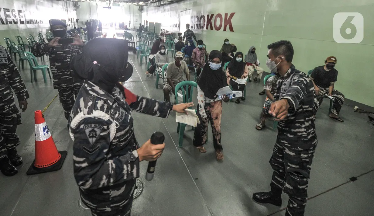 Warga saat mengikuti vaksinasi di KRI Teluk Youtefa-522 di perairan Kepulauan Seribu, Jakarta, Jumat (23/7/2021). Serbuan vaksinasi ini menyasar warga di tiga pulau yaitu Pulau Pramuka, Pulau Panggang, dan Pulau Kelapa. (merdeka.com/Iqbal S Nugroho)