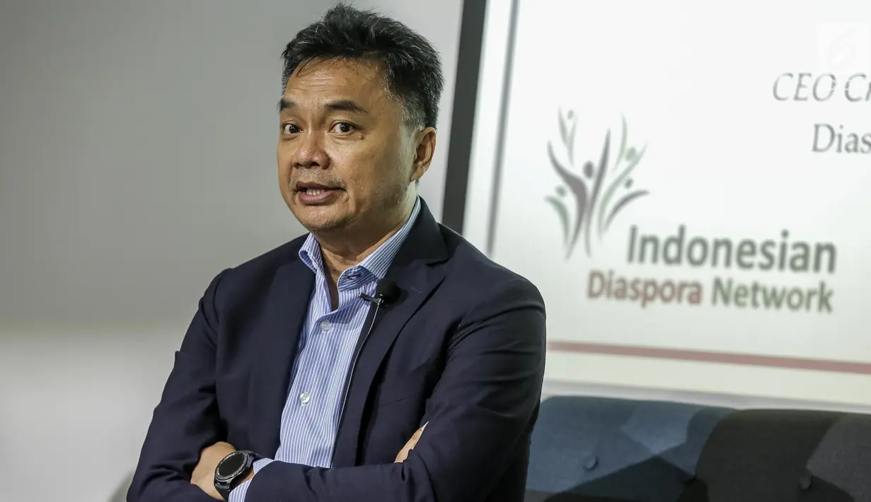 Ketua Board of Trustees Indonesian Diaspora Network Global Dino Patti Djalal (kiri) saat menggelar konferensi pers di Jakarta, Senin (12/6). Nantinya acara Kongres Diaspora Indonesia tersebut akan digelar di Kasablanka Hall. (Liputan6.com/Faizal Fanani)