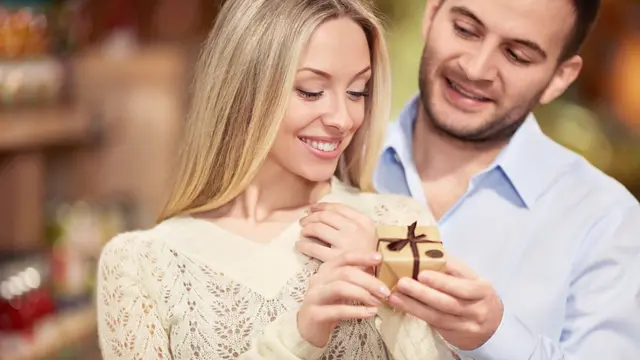 Ilustrasi Hadiah Perhiasan Berlian untuk Istri via Shutterstock.com