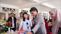 Pendiri Yayasan Indonesia Setara (YIS), Sandiaga Uno mengunjungi mini expo yang menampilkan 35 UMKM peserta program Desa Emas 2025 (Istimewa)
&nbsp;
