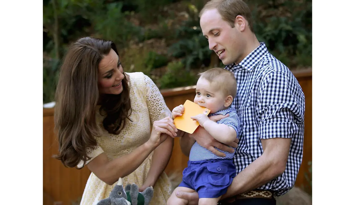 Pangeran William terus menggendong putranya, George yang berusaha mengunyah sesuatu saat berkunjung ke kebun binatang Taronga, Sydney, Australia, (20/4/2014). (REUTERS/Chris Jackson)