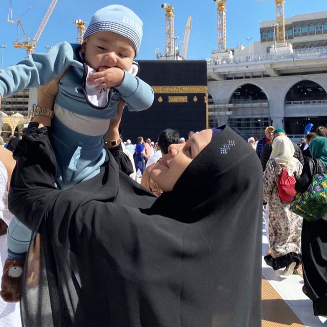 Anak Ketiga Nikita Mirzani Resmi Diadopsi, Ini 6 Potret Arkana dan Fitri