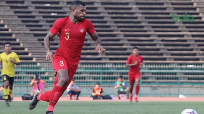 Penyerang Timnas Indonesia U-22, Marinus Wanewar, punya alasan khusus penggunaan nomor punggung tak lazim. (Bola.com/Zulfirdaus Harahap)