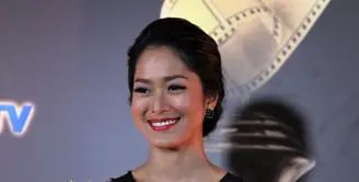 Prisia Nasution menjadi peraih penghargaan kategori Pemeran Pembantu Wanita Terpuji di Festival Film Bandung 2015. (Aldivano/Bintang.com)