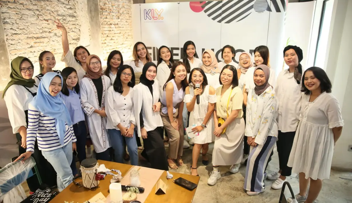 Tak hanya talkshow, para peserta di Fimelahood x Lekat ini juga disuguhkan workshop dari Lekat. Mereka diajak berkreasi membuat bros menggunakan kain perca. (Adrian Putra/Fimela.com)