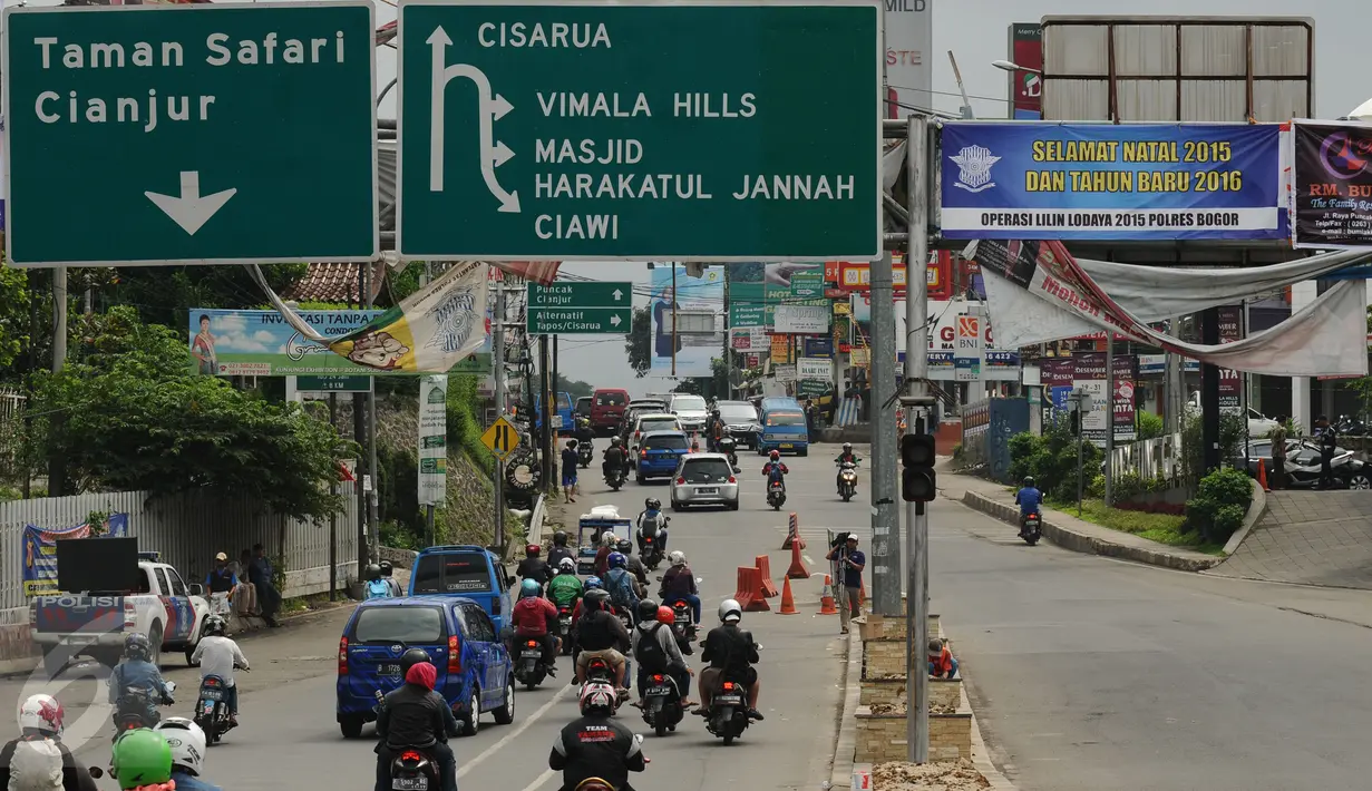 Sejumlah pengendara melintas di Jalan Raya Ciawi menuju Puncak Bogor, Kamis (31/12/2015). Diperkirakan arus lalu lintas mengalami kepadatan pada sore hingga malam hari terkait perayaan malam pergantian tahun baru 2016. (Liputan6.com/Helmi Fithriansyah)
