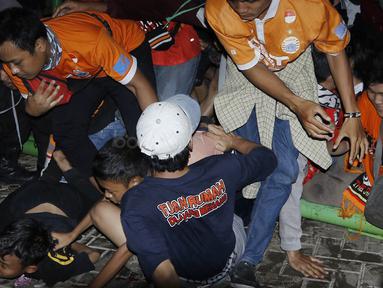 Para Jakmania terjatuh saat berusaha masuk stadion Patriot, Bekasi, Minggu (12/11/2017). Pertandingan terakhir Persija di Liga 1 2017 ini membuat antusias Jakmania semakin tinggi untuk datang menyaksikan laga. (Bola.com/ M Iqbal Ichsan)