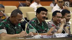 Panglima TNI Marsekal  Hadi Tjahjanto (tengah) bersama Kapolri Jenderal Tito Karnavian (kanan) mengikuti rapat kerja (raker) dengan Komite I DPD RI di kompleks parlemen, Senayan, Jakarta, Selasa (7/5/2019). Raker membahas agenda evaluasi pelaksanaan Pemilu 2019. (Liputan6.com/JohanTallo)