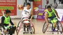 Pebasket difable Indonesia, Donald P Santoso (tengah) mencoba menembus kawalan pemain Malaysia pada laga Indonesia Para Games Invitational Tournament 2018 di Hall A Senayan, Jakarta, Minggu (1/7). Indonesia unggul 54-53. (Liputan6.com/Helmi Fithriansyah)