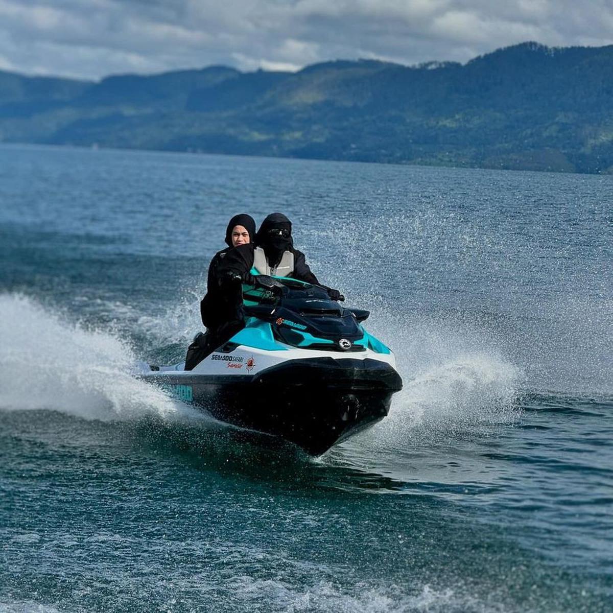 Buktikan Cadar dan Busana Syar'i Tak Jadi Penghalang, Ini 7 Potret Umi Pipik Ngebut Naik Jetski di Danau Toba