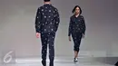 Seorang model membawakan busana Populo Batik karya Desainer Bai Soemarlono dan Joseph Lim pada Fashion Show yang di selenggarakan di Senayan City, (3/6). Uniknya perpaduan busana batik dengan kostum yang ada di film star wars. (Liputan6.com/Johan Tallo)