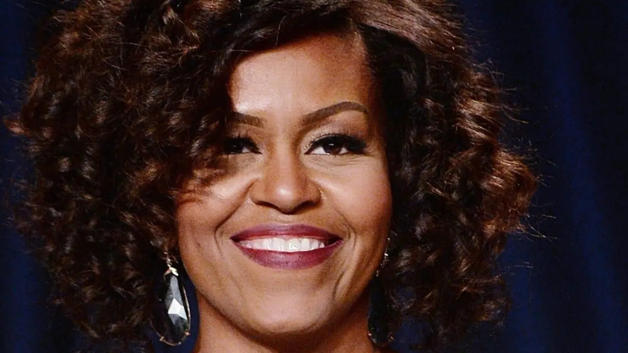 Tampil Menawan Serba Biru Ala Michelle di Pidato Perpisahan Obama