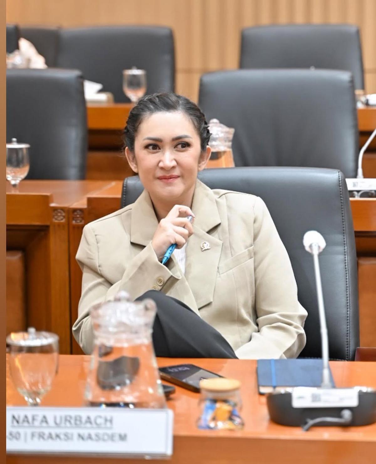 8 Artis yang Tetap Kompak dan Akur dengan Mantan Pasangannya