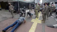 Petugas gabungan memberikan hukuman push up kepada warga yang tidak memakai masker saat razia Pembatasan Sosial Berskala Besar (PSBB) di Kawasan Jalan Fatmawati, Jakarta, Selasa (28/4/2020). Penertiban terkait pelaksanaan PSBB Jakarta dan memutus rantai penyebaran COVID 19. (merdeka.com/Imam Buhori)