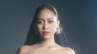 Sisca Saras Ungkap Tantangan yang Dihadapinya Selama Persiapan Rilis Lagu Bergenre Ballad