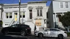 Pejalan kaki melewati rumah bergaya Victoria yang baru saja dijual di San Francisco, pada 14 Januari 2022. Rumah berusia 122 tahun yang sudah lapuk ini dipasarkan sebagai "rumah terburuk di blok terbaik" San Francisco terjual hampir 2 juta dollar AS atau sekitar Rp 28,6 miliar. (AP Photo/Jeff Chiu)