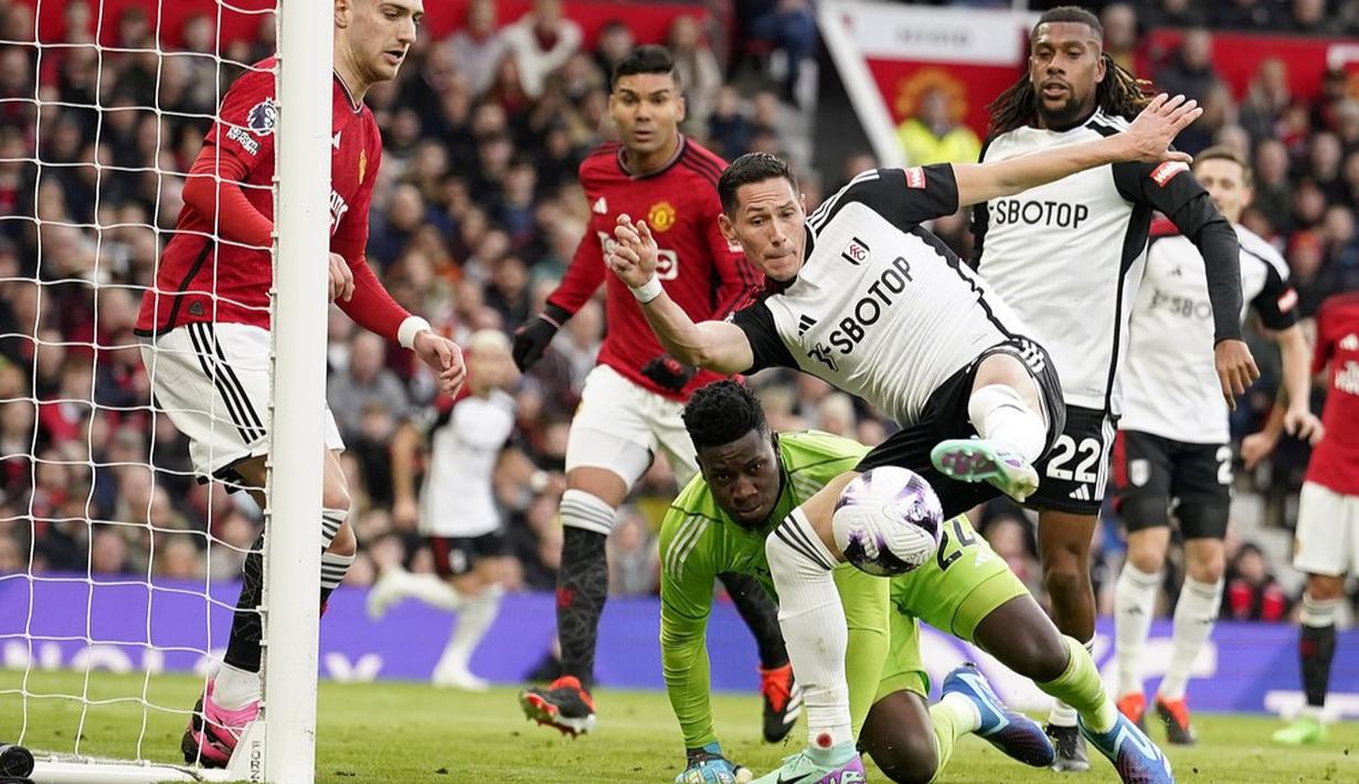 Pemain Fulham, Sasa Lukic, berusaha mencetak gol ke gawang Manchester United pada laga pekan ke-26 Premier League 2023/2024 di Stadion Old Trafford, Sabtu (24/2/2024). (AP Photo/Dave Thompson)