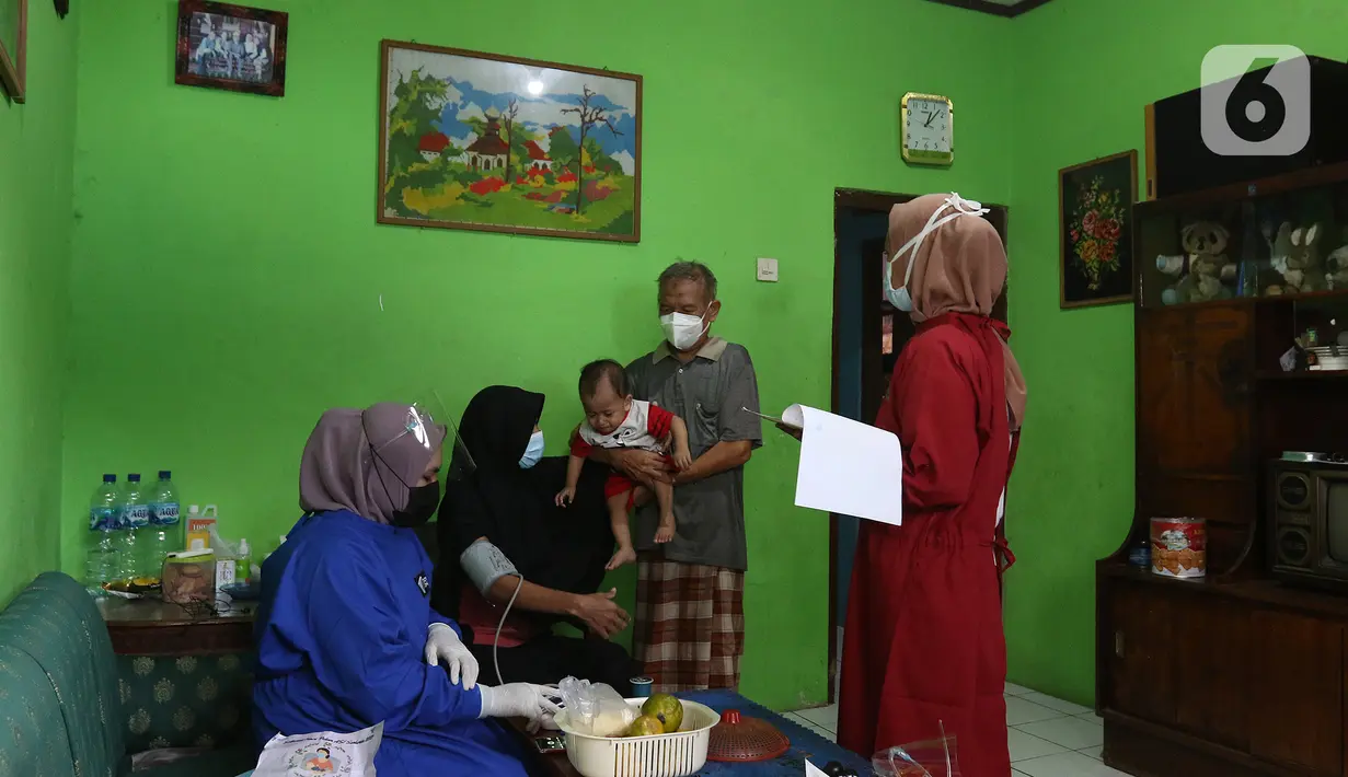 Sejumlah relawan Dompet Dhuafa mengecek kesehatan ibu menyusui penyintas COVID-19 di RW 07 Kelurahan Tengah, Kramat Jati, Jakarta, Kamis (5/8/2021). Kegiatan tersebut dalam rangka Pekan ASI Sedunia yang diperingati setiap tanggal 1 hingga 7 Agustus. (Liputan6.com/Herman Zakharia)