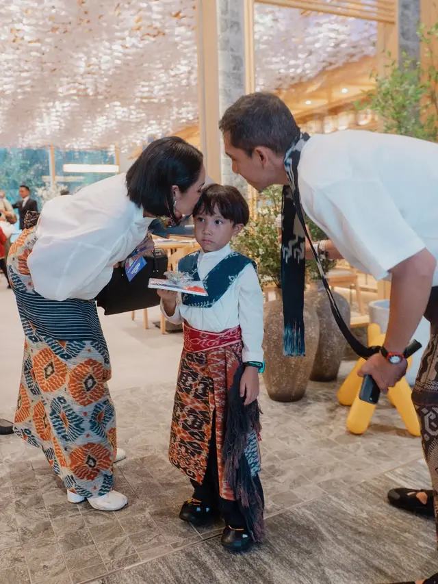 Gaya Andien Aisyah dan Keluarga Kompak dengan Kain Nusa Tenggara, Lestarikan Budaya Nusantara