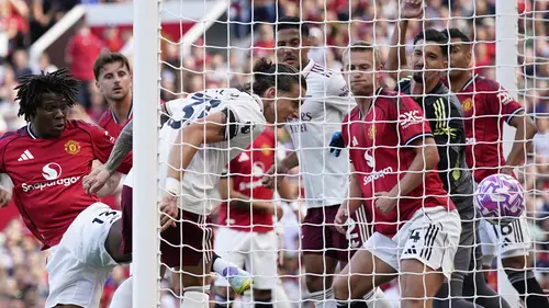<p>Proses gol Riccardo Calafiori pada laga MU vs Arsenal di pekan ke-1 Premier League 2025/2026, Minggu (17/8) malam WIB - AP/Dave Thompson</p>