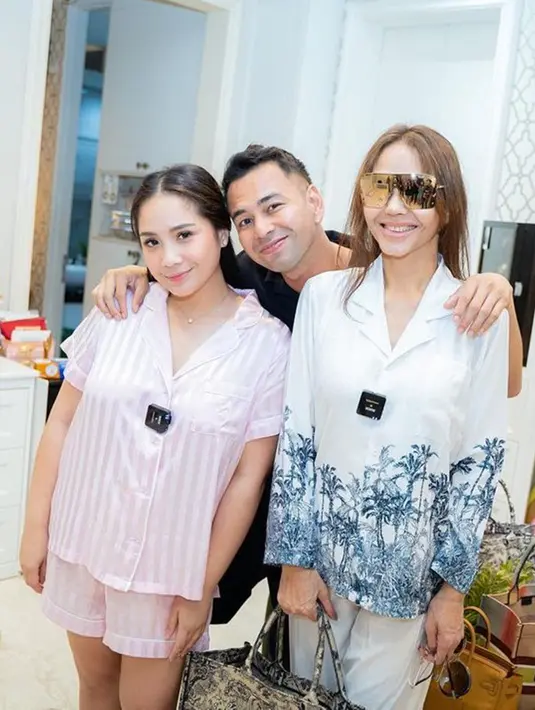Bak kawan yang sudah lama tak bertemu, mereka pun tidak lupa mengabadikan momen bersama. Bahkan Bunda Corla juga diajak makan malam bersama Nagita Slavina dan Raffi Ahmad di kediamannya. (Liputan6.com/IG/@raffinagita1717)