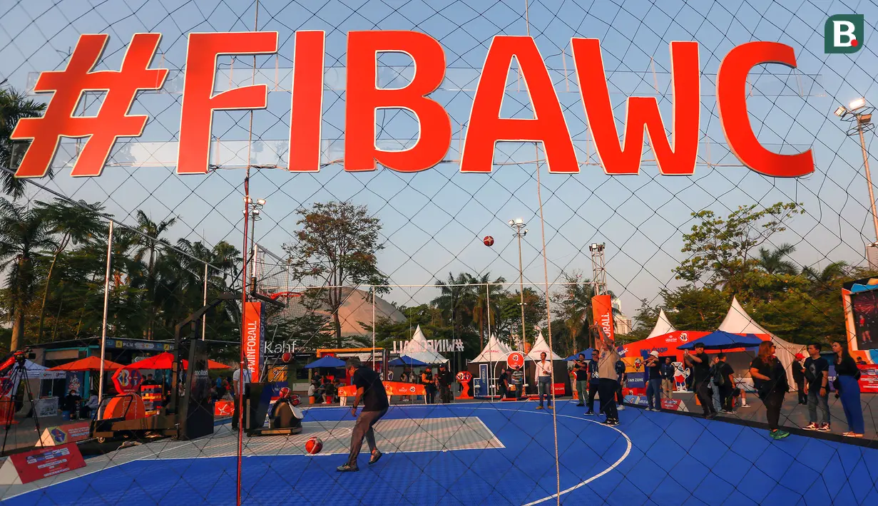 Sejumlah pengunjung menjajal permaianan di Fan Zone Piala Dunia FIBA 2023 yang terletak di Senayan Park, Jakarta, Rabu (23/08/2023). (Bola.com/Bagaskara Lazuardi)