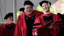 Pendiri Facebook, Mark Zuckerberg seusai menerima gelar Doktor kehormatan Bidang Hukum dalam pembukaan penyambutan angkatan 2017 di Universitas Harvard, Kamis (25/5). Zuckerberg mendapat gelar kehormatan berkat suksesnya Facebook. (AP Photo/Steven Senne)