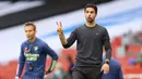 Pelatih Arsenal, Mikel Arteta, memberikan arahan kepada pemainnya saat melawan Norwich City pada laga lanjutan Premier League pekan ke-32 di Emirates Stadium, Kamis (2/7/2020) dini hari WIB. Arsenal menang 4-0 atas Norwich City. (AFP/Richard Heathcote/pool)