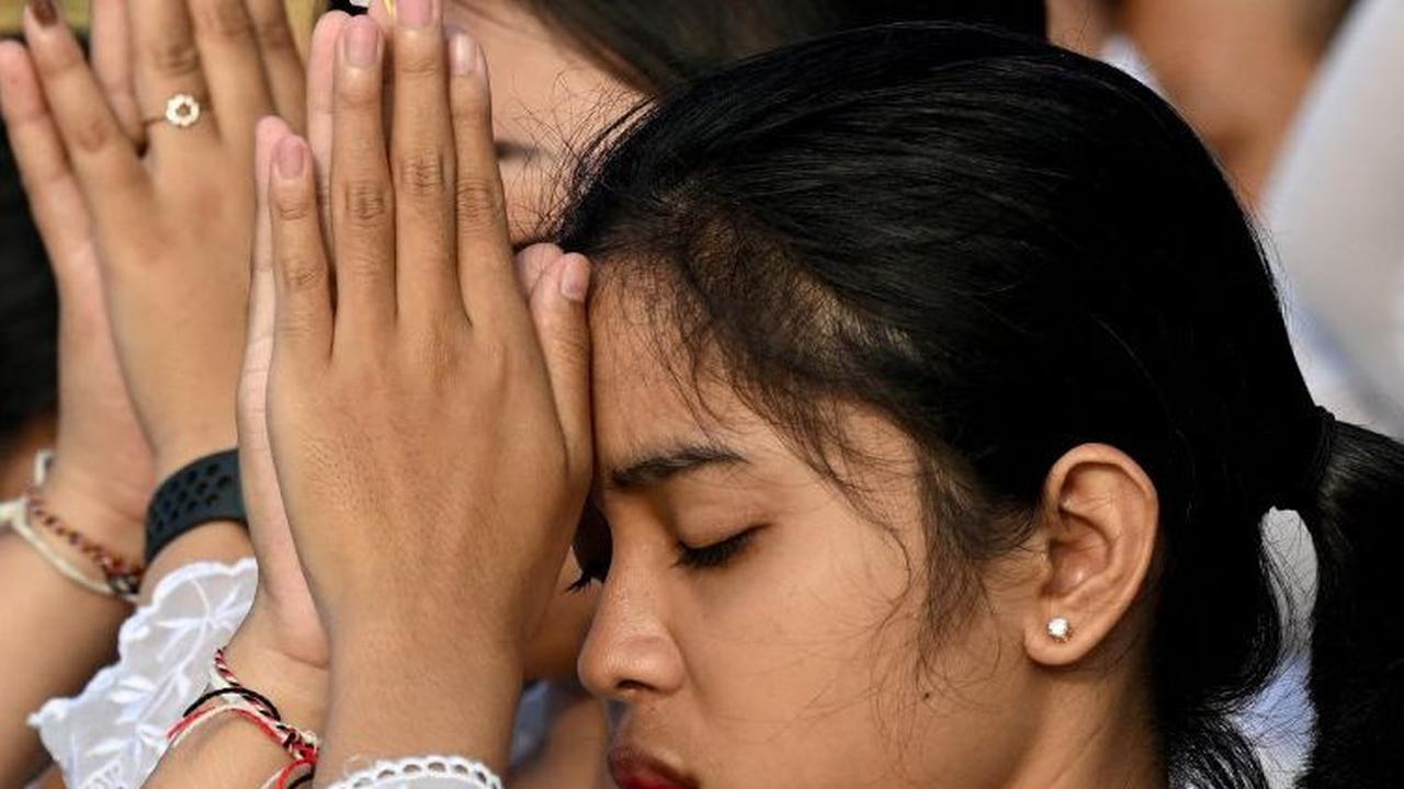 FOTO: Kekhusyukan Umat Hindu Bali Jalani Upacara Melasti Jelang Perayaan Nyepi