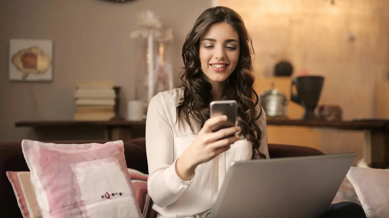 Perempuan sedang membuka laptop
