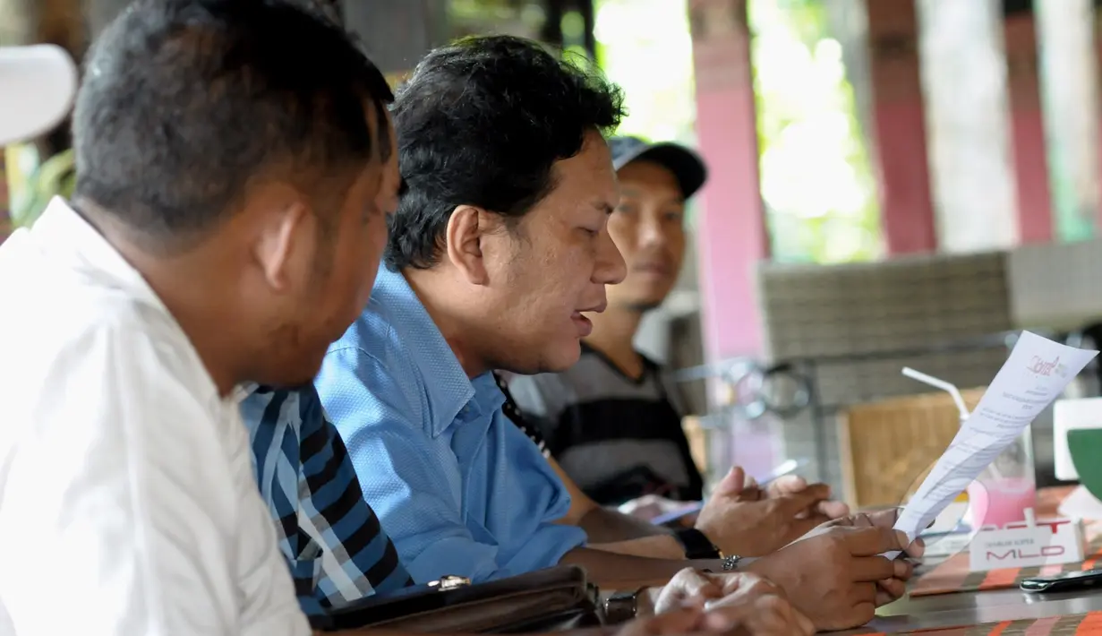 Aktivis Amor Network melakukan konferensi pers terkait dugaan Gubernur Ahok menggunakan pengaruhnya terhadap "Ahok Center", Jakarta, Rabu (18/3/2015). (Liputan6.com/Andrian M Tunay)