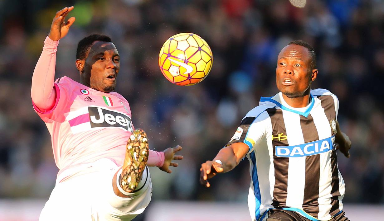 Pemain Juventus,  Kwadwo Asamoah (kiri) menghalau bola dari kejaran pemain Udinese, Emmanuel Agyemang Badu pada lanjutan liga Italia Serie A antara Udinese Vs Juventus di Stadion 'Dacia Stadium', Udine , Minggu (17/1/2016).  (AFP Photo/Marco Bertorello)