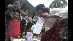 Komunitas kesenian gerbong bawah tanah yang berasal dari Bandung menyampaikan pesan akan kisruh KPK Vs Polri untuk segera bersatu dan masyarakat tidak terprovokasi, Jakarta, Senin (26/1/2014). (Liputan6.com/Herman Zakharia)