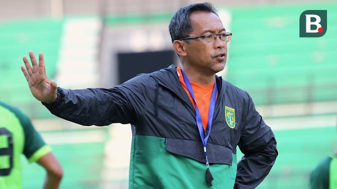 Pelatih Persebaya Surabaya, Aji Santoso. (Bola.com/Aditya Wany)