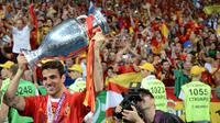 Cesc Fabregas. Merupakan bagian dari generasi emas Timnas Spanyol. Ia telah bermain dalam 16 penampilan sepanjang kariernya di Piala Eropa dan berhasil mempersembahkan dua gelar beruntun pada edisi 2008 dan 2012. Ia dipastikan absen pada edisi 2020 nanti. (AFP/Damien Meyer)