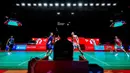 Pebulu tangkis ganda putra Indonesia, Raymond Indra/Nikolaus Joaquin (kanan) melawan rekan senegaranya, Sabar Karyaman Gutama/Moh Reza Pahlevi dalam laga semifinal Indonesia Open 2026 di Istora Senayan, Jakarta, Sabtu (06/06/2026). (Bola.com/Bagaskara Lazuardi)