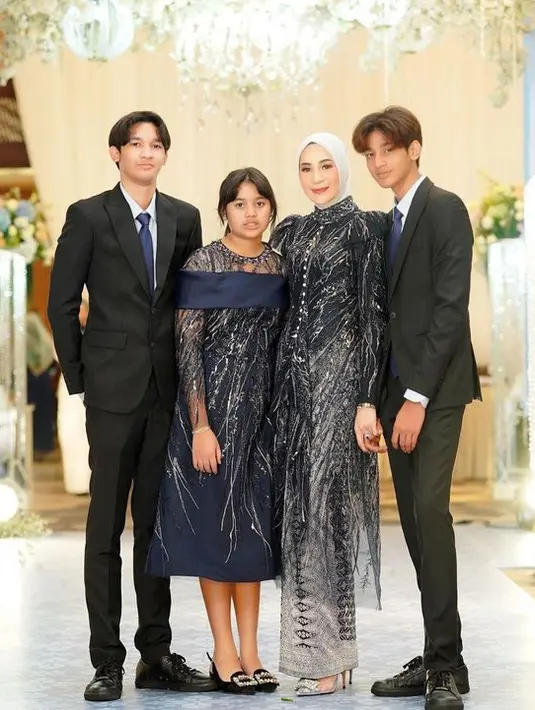 <p>Seperti sang ayah, kini Kenzy terjun di dunia hiburan. Ia ikut ngehost bersama ayahnya di sebuah program TV. [Foto: Instagram.com/erintaulany]</p>