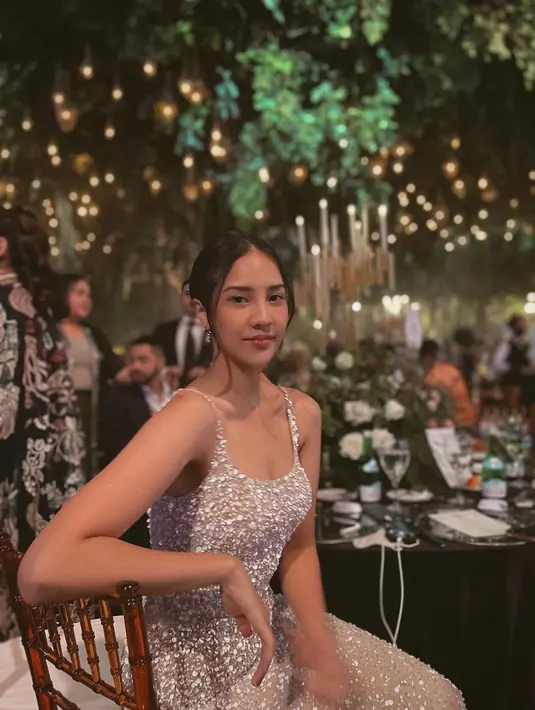 Penampilan Anya Geraldine mengenakan gaun yang memiliki potongan u-neck dengan sentuhan riasan flawless dan model rambut ikatnya membuatnya terlihat semakin cantik. (Instagram/anyageraldine)