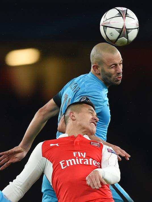 Penyerang Arsenal, Alexis Sanchez (depan) berebut bola udara dengan gelandang Barcelona, Javier Mascherano pada leg pertama 16 besar Liga Champions di Stadion Emirates, Inggris (24/2). Barcelona menang atas Arsenal dengan skor 2-0. (Reuters/Tony O'Brien)