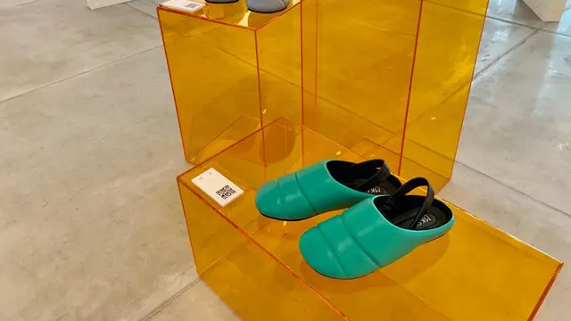 10 Potret Koleksi Sepatu dan Sandal Terbaru dari MKS Shoes yang Terinspirasi dari Sofa dan Karpet