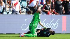 Kiper Kanada, Maxime Crepeau meminta pertolongan saat asisten wasit Humberto Panjoj mengalami pingsan saat laga Grup A Copa America 2024 antara Peru melawan Kanada di Children's Mercy Park, Kansas City, Kansas, Selasa (25/06/2024) waktu setempat. (AFP/Getty Images/Hector Vivas)