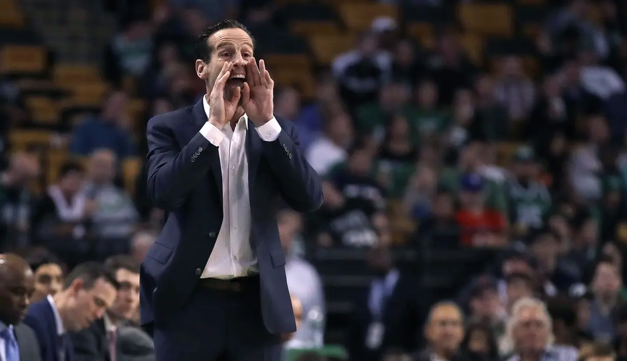 Pelatih Brooklyn Nets, Kenny Atkinson memberikan instruksi kepada para pemainnya saat laga melawan Boston Celtics pada laga NBA preseason basketball game, Boston, Selasa (18/10/2016) WIB. (AP/Charles Krupa)
