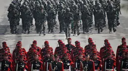 Sejumlah tentara Nepal saat latihan baris-berbaris jelang Hari Tentara Nepal di Kathmandu, Nepal, (22/2).  Hari Tentara Nepal dirayakan setiap tahun pada 24 Februari. (AP Photo/Niranjan Shrestha)