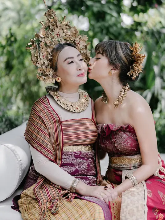 Penampilan Glenca dengan busana adat Bali bernuansa merah emas tuai pujian dari warganet. [@glencachysaraofficial]